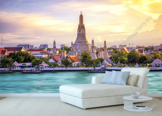 Wizualizacja fototapety z widokiem na Bangkok i buddyjska świątynię Wat Arun skąpana w promieniach porannego słońca w Tajlandii. Fototapeta do pokoju dziennego, sypialni, salonu, biura, gabinetu, przedpokoju i jadalni.