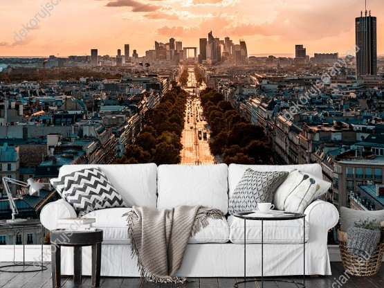 Wizualizacja fototapety z widokiem na ulice Paryża o zachodzie słońca. Fototapeta do pokoju dziennego, sypialni, salonu, biura, gabinetu, przedpokoju i jadalni.