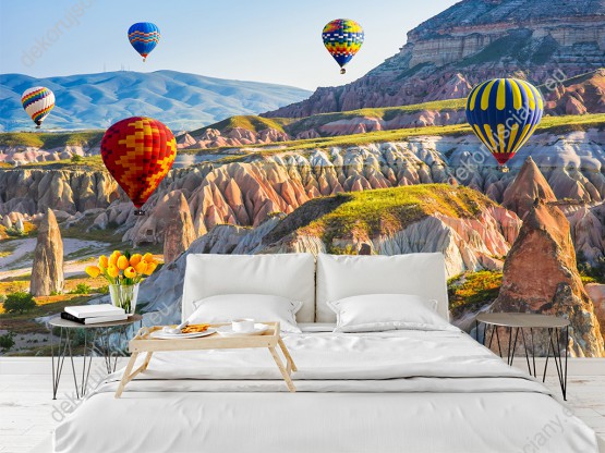 Wizualizacja fototapety z widokiem na kolorowe balony lecące nad kanionami i górskimi szczytami w Turcji. Fototapeta do pokoju dziennego, sypialni, salonu, biura, gabinetu, przedpokoju i jadalni.