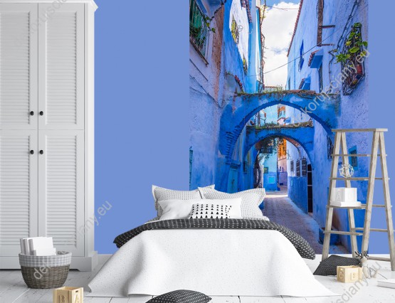 Wizualizacja fototapety z widokiem na uliczkę marokańskiego miasteczka. Fototapeta do pokoju dziennego, sypialni, salonu, biura, gabinetu, przedpokoju i jadalni. Fototapeta optycznie powiększająca pomieszczenie.