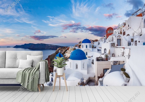 Wizualizacja fototapety przedstawia wspaniały panoramiczny widok na grecką wyspę Santorini o wschodzie słońca. Fototapeta do pokoju dziennego, sypialni, salonu, biura, gabinetu, przedpokoju i jadalni.