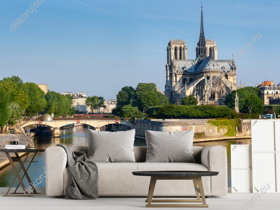 Wizualizacja fototapety z widokiem na malowniczo położoną katedrę Notre Dame w Paryżu. Fototapeta do pokoju dziennego, sypialni, salonu, biura, gabinetu, przedpokoju i jadalni.