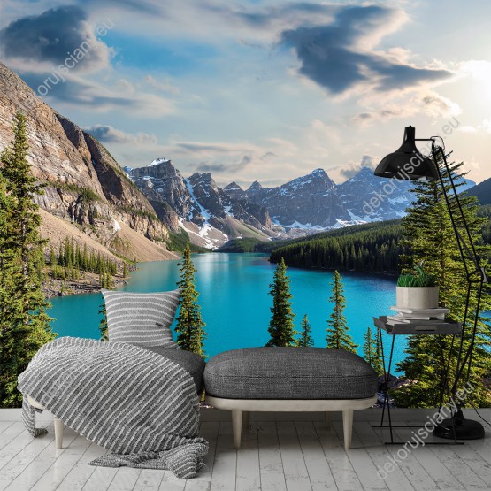 Wizualizacja fototapety z widokiem błękitnego jeziora, wysokich, ośnieżonych gór i zielonych lasów Patku Narodowego Banff w Kanadzie. Fototapeta do pokoju dziennego, sypialni, salonu, biura, gabinetu, przedpokoju i jadalni.