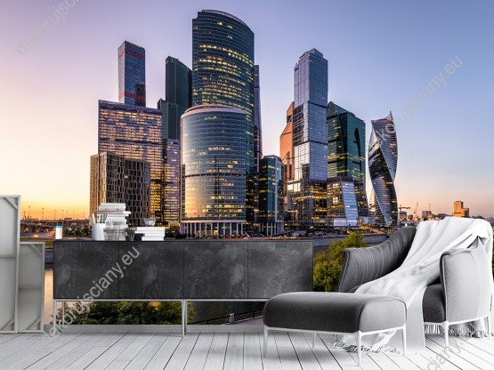 Wizualizacja fototapety z widokiem na nowoczesne Centrum Biznesowe w Moskwie o zachodzie słońca. Fototapeta do pokoju dziennego, sypialni, salonu, biura, gabinetu, przedpokoju i jadalni.