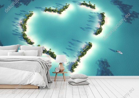 Wizualizacja fototapety w widokiem tropikalnej wyspy w kształcie serca na tle turkusowego morza. Fototapeta przeznaczona do sypialni, salonu, pokoju młodzieżowego, gabinetu, przedpokoju.