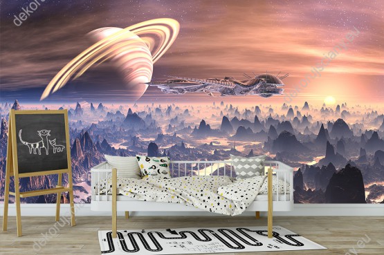 Wizualizacja fototapety z motywem kosmosu przedstawia planetę Saturn, statek kosmiczny na odległej planecie. Fototapeta do pokoju dziennego, młodzieżowego, sypialni, salonu, biura, gabinetu, przedpokoju i jadalni.