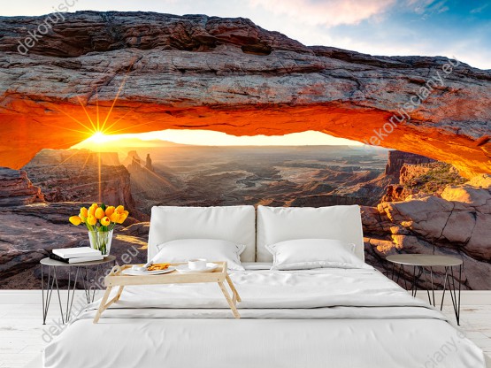 Wizualizacja fototapety do pokoju młodzieżowego, salonu, sypialni, pokoju dziennego, gabinetu, biura, przedpokoju. Zachód słońca na tle Mesa Arch, skalnego łuku spoczywającego na krawędzi przepaści, tworzącego jakby bramę do świata kanionów, USA.