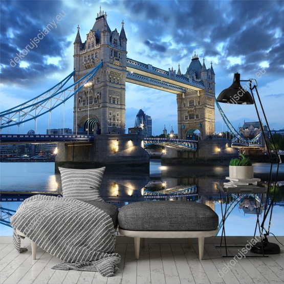 Wizualizacja fototapety z widokiem na Londyński most Tower Bridge z odbiciem w lustrze wody, o zmierzchu. Fototapeta do pokoju dziennego, młodzieżowego, sypialni, salonu, biura, gabinetu, przedpokoju i jadalni.