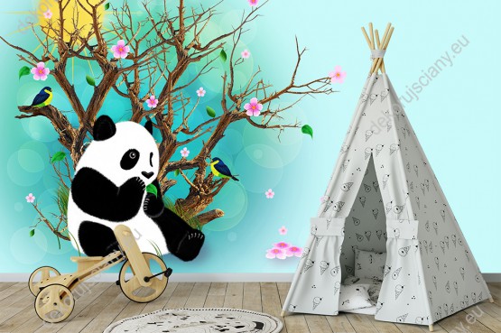 Wizualizacja fototapety do pokoju dziecięcego z motywem misia pandy siedzącego pod kwitnącym drzewem wiśni z turkusowym tłem.