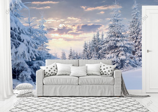 Wizualizacja fototapety przedstawia słoneczny poranek w zimowym górskim lesie pokrytym śniegiem. Fototapeta do salonu, sypialni, pokoju dziennego, gabinetu, biura, przedpokoju.