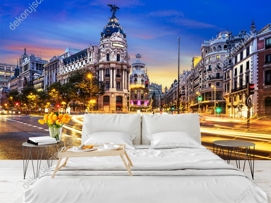 Wizualizacja fototapety z widokiem na jasno oświetlone centrum miasta Madryt w Hiszpanii. Fototapeta do pokoju dziennego, młodzieżowego, sypialni, salonu, biura, gabinetu, przedpokoju i jadalni.