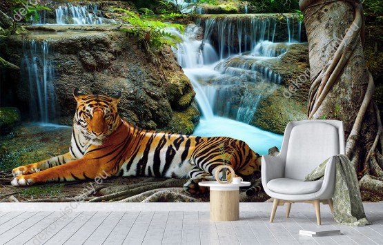 Wizualizacja fototapety z widokiem odpoczywającego przy wodospadzie tygrysa. Fototapeta przeznaczona do pokoju dziennego, dziecięcego, młodzieżowego, sypialni, salonu, biura.