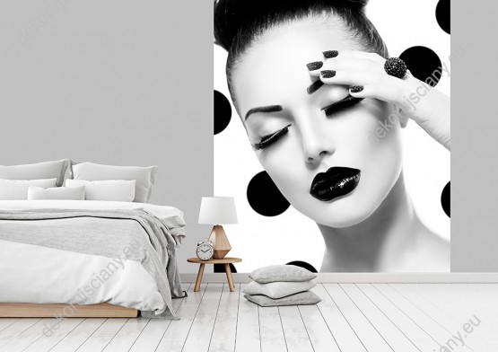 Wizualizacja czarno-białej fototapety z motywem pięknej kobiety z czarnymi ustami i paznokciami. Tapeta przeznaczona na ścianę do gabinetu lub sypialni.