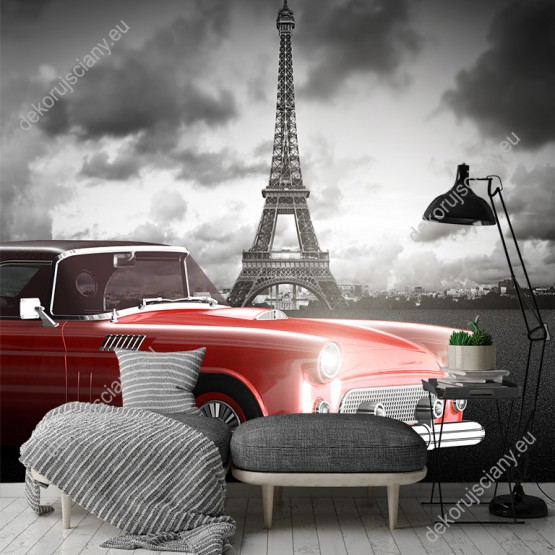 Wizualizacja fototapety przedstawia czerwony retro samochód, na tle wieży Eiffla i szarego nieba we Francji. Fototapeta do pokoju dziennego, młodzieżowego, sypialni, salonu, biura, gabinetu, przedpokoju i jadalni.