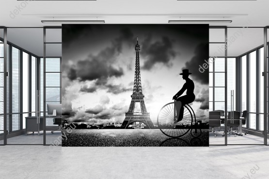 Wizualizacja, czarno-biała fototapeta z motywem mężczyzny jadącego na rowerze retro w okolicach Wieży Eiffla, w Paryżu. Fototapeta w nowoczesnym stylu do pokoju młodzieżowego, salonu, sypialni a nawet biura.