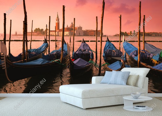 Wizualizacja fototapety przedstawia gondole w purpurowym świetle wschodu słońca, w Wenecja. Rodzaj takiej fototapety świetnie sprawdzi się w pokoju dziennym, salonie, sypialni, przedpokoju, jadalni, biurze.