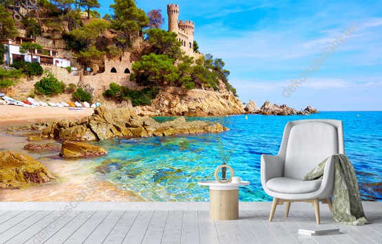 Wizualizacja fototapety przedstawia zamek na wybrzeżu Loret de Mar w Hiszpanii. Fototapeta do salonu, sypialni, pokoju dziennego, gabinetu, biura, przedpokoju, jadalni.