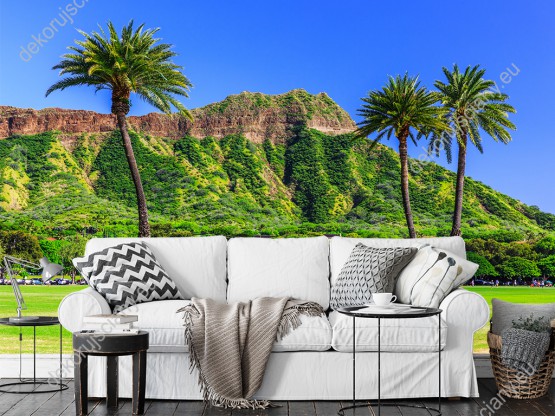 Wizualizacja fototapety z widokiem zielonych palm, gór i błękitnego nieba na Hawajach. Rodzaj takiej fototapety świetnie sprawdzi się w pokoju dziennym, salonie, sypialni, przedpokoju, jadalni, biurze.