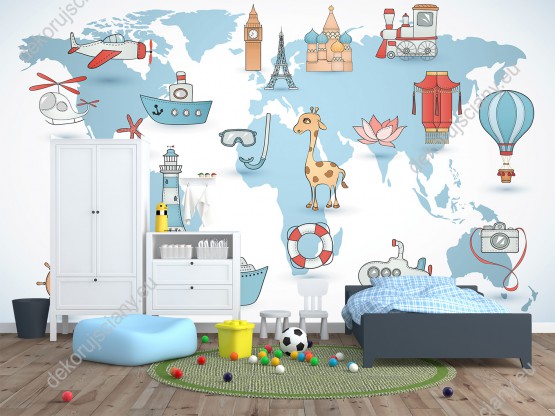 Wizualizacja fototapety do pokoju dziecięcego z niebieską mapą świata, środkami transportu i elementami podróżniczymi, na białym tle.
