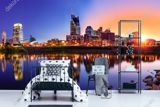 Wizualizacja fototapety z panoramą oświetlonego miasta Nashville o zmierzchu z odbiciem w lustrze wody. Fototapeta do pokoju dziennego, salonu, biura, gabinetu, sypialni, przedpokoju i jadalni.
