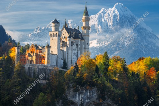 Wzornik fototapety z widokiem na zamek i góry, otoczony jesiennym lasem w Niemczech. Fototapeta do salonu, sypialni, pokoju dziennego, gabinetu, biura, przedpokoju, jadalni.