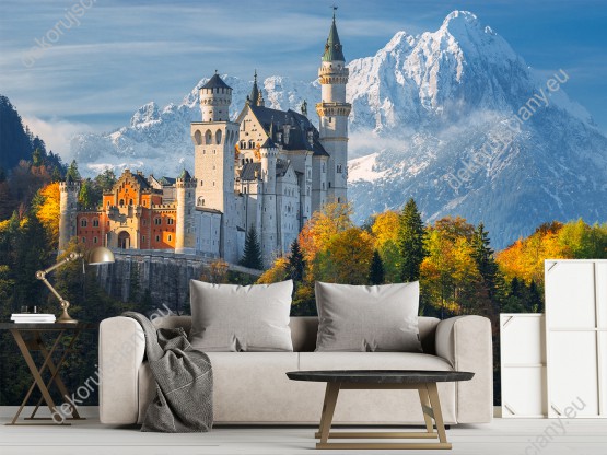 Wizualizacja fototapety z widokiem na zamek i góry, otoczony jesiennym lasem w Niemczech. Fototapeta do salonu, sypialni, pokoju dziennego, gabinetu, biura, przedpokoju, jadalni.