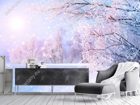 Wizualizacja fototapety z widokiem na piękne, zimowe drzewa pokryte śniegiem nad zlodowaciałą rzeką. Fototapeta do pokoju dziennego, salonu, biura, gabinetu, sypialni, przedpokoju i jadalni.