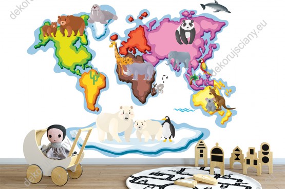 Wizualizacja fototapety do pokoju dziecięcego przedstawiająca mapę świata z kolorowymi kontynentami i zwierzętami, na białym tle.
