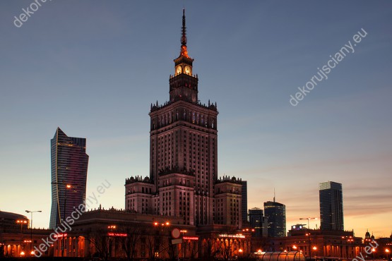 Wzornik fototapety z widokiem na Pałac Kultury i Nauki w Warszawie o zmierzchu. Fototapeta do pokoju dziennego, salonu, biura, gabinetu, sypialni, przedpokoju i jadalni.