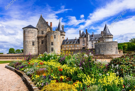 Wzornik fototapety z widokiem na zamek i ogrody zamkowe w Sully-Sur-Loire we Francji. Fototapeta do salonu, sypialni, pokoju dziennego, gabinetu, biura, przedpokoju, jadalni.