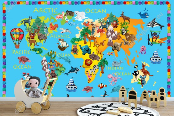 Wizualizacja fototapety do pokoju dziecięcego przedstawiająca mapę świata z kolorowymi zwierzętami wszystkich kontynentów i środkami transportu.