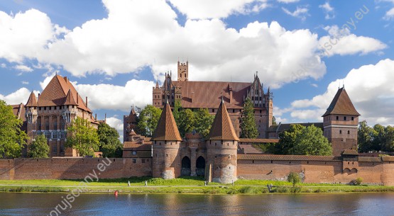 Wzornik fototapety z widokiem na piękny zamek w Malborku, położony nad rzeką Nogat. Fototapeta do salonu, sypialni, pokoju dziennego, gabinetu, biura, przedpokoju, jadalni.