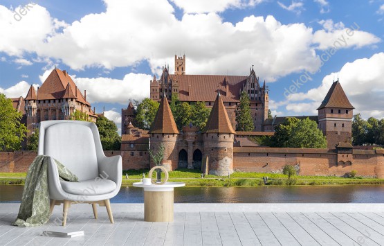 Wizualizacja fototapety z widokiem na piękny zamek w Malborku, położony nad rzeką Nogat. Fototapeta do salonu, sypialni, pokoju dziennego, gabinetu, biura, przedpokoju, jadalni.
