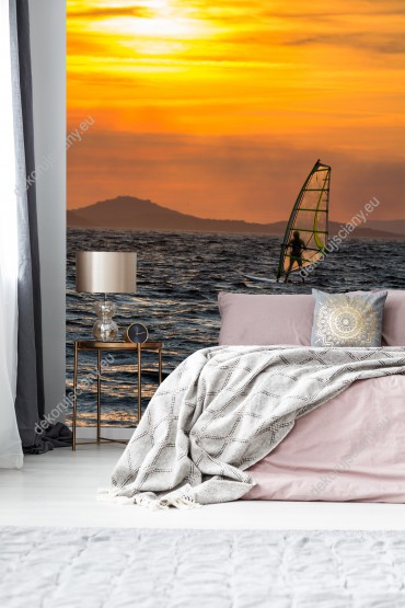 Wizualizacja fototapety z widokiem na windsurfingowca na wzburzonej wodzie, o zachodzie słońca. Fototapeta do pokoju dziennego, salonu, biura, gabinetu, sypialni, przedpokoju i jadalni.