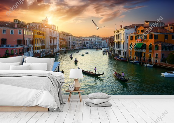 Wizualizacja fototapety z widokiem na Wenecję o zachodzie słońca, Kolorowe domy i pływające gondole. Fototapeta do salonu, sypialni, pokoju dziennego, gabinetu, biura, przedpokoju.