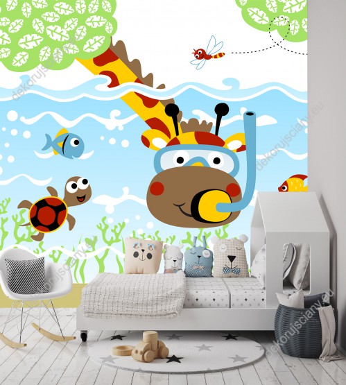 Wizualizacja fototapety do pokoju dziecięcego przedstawiająca żyrafę nurkującą w masce z rybami i żółwiem.