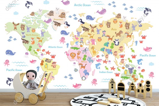 Wizualizacja fototapety do pokoju dziecięcego przedstawiająca mapę świata w pastelowych kolorach ze zwierzętami, ze wszystkich kontynentów, na białym tle.