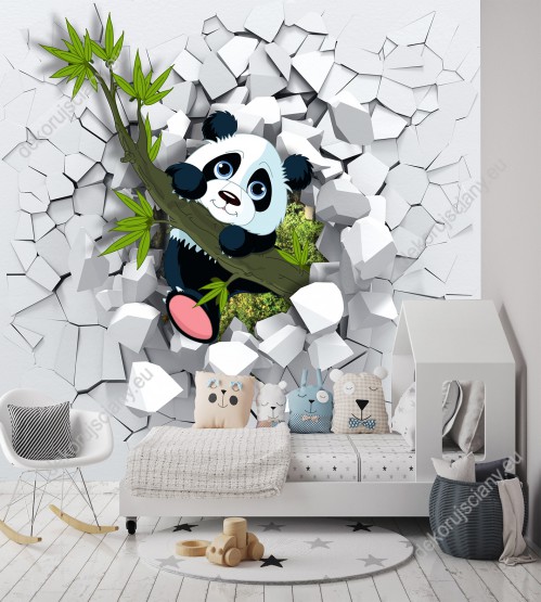 Wizualizacja fototapety do pokoju dziecięcego z wesołą pandą przebijającą się przez szarą ścianę.