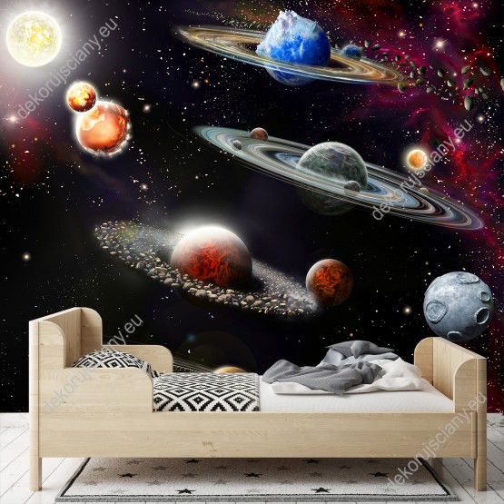 Wizualizacja fototapety do pokoju dziennego, dziecięcego, młodzieżowego, sypialni, salonu, biura. Fototapeta z motywem kosmicznym przedstawiająca różne planety z systemem pierścieniowym.