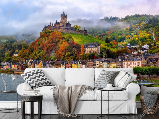 Wizualizacja fototapety z jesienna aurą, z widokiem na górskie miasto i zamek Cochem położone nad rzeką Mozelą w Niemczech. Fototapeta do salonu, sypialni, pokoju dziennego, gabinetu, biura, przedpokoju, jadalni.