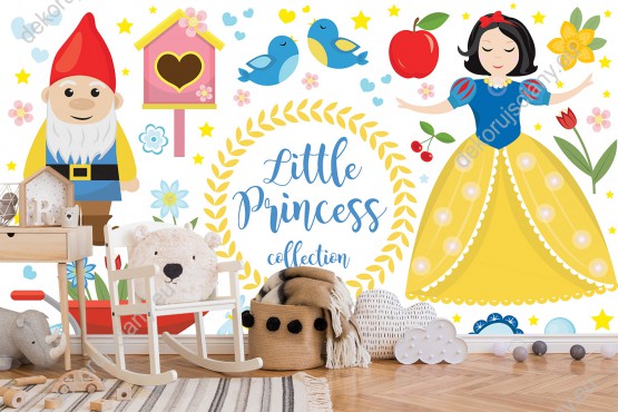 Wizualizacja fototapety do pokoju dziecięcego motywem Królewny Śnieżki. Fototapeta z księżniczką i zbiorem charakterystycznych elementów z bajki: krasnoludek, jabłko, kwiaty i ptaki, na białym tle.