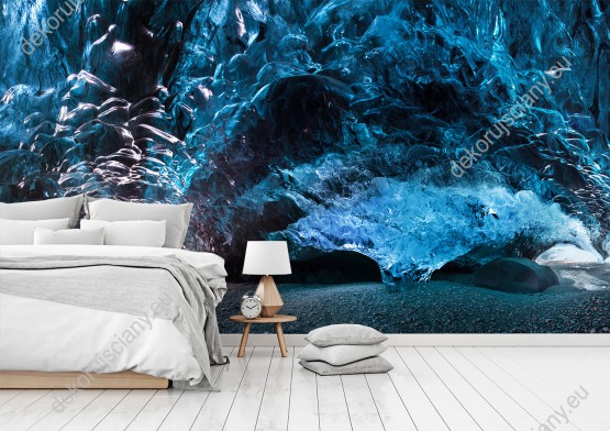 Wizualizacja fototapety z widokiem na niebieską, kryształową jaskinię lodową i podziemną rzekę, pod lodowcem w Parku Narodowym w Islandii. Fototapeta do pokoju dziennego, salonu, biura, gabinetu, sypialni, przedpokoju i jadalni.