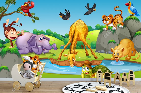 Wizualizacja fototapety do pokoju dziecięcego przedstawiająca grupę dzikich zwierząt afrykańskich. Żyrafa, lwica, tygrysy, słoń, małpka, żółw, papuga i ptaki odpoczywające przy wodopoju.