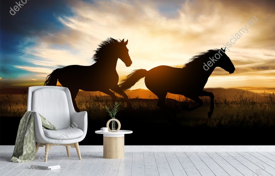 Wizualizacja fototapety do pokoju dziennego, dziecięcego, młodzieżowego, sypialni, salonu, biura przedstawiająca konie galopujące o zachodzie słońca.