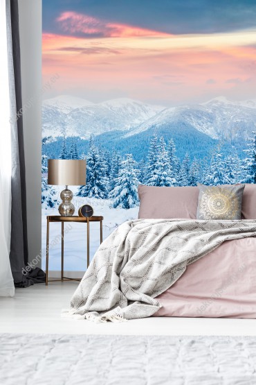 Wizualizacja fototapety przedstawiająca piękny, zimowy wschód słońca w Karpatach. Fototapeta do pokoju dziennego, salonu, biura, gabinetu, sypialni, przedpokoju i jadalni.