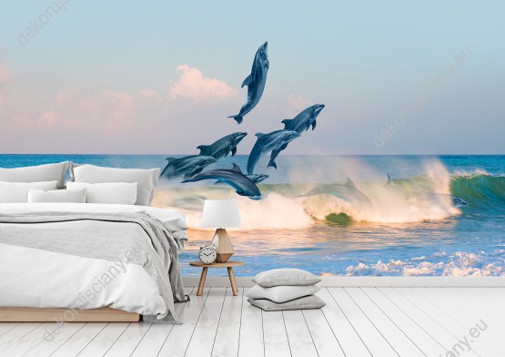 Wizualizacja fototapety do pokoju dziennego, dziecięcego, młodzieżowego, sypialni, salonu, biura. Fototapeta przedstawia delfiny skaczące nad wodami oceanu.