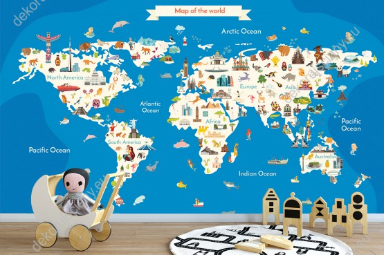 Wizualizacja fototapety do pokoju dziecięcego przedstawiająca kolorową mapę świata ze zwierzętami i charakterystycznymi elementami różnych krajów, na niebieskim tle mórz i oceanów.