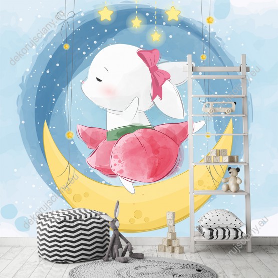 Wizualizacja fototapety do pokoju dziecięcego z królikiem tańczącym na księżycu na tle gwiazd i nocnego nieba.