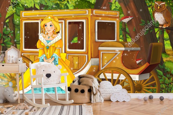 Wizualizacja fototapety do pokoju dziecięcego z piękną, bajkową księżniczką w złotej sukni wysiadającej z magicznej karety, na tle lasu.