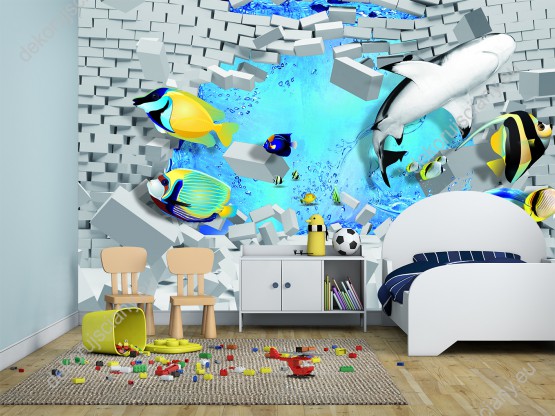 Wizualizacja, rekin i kolorowe ryki z rafy koralowej wypływają z rozpadającej się, ceglanej ściany, na tle błękitnego morza. Fototapeta do pokoju dziennego, dziecięcego, młodzieżowego, sypialni, salonu, biura. Fototapeta z efektem 3d, wizualnie powiększy przestrzeń.